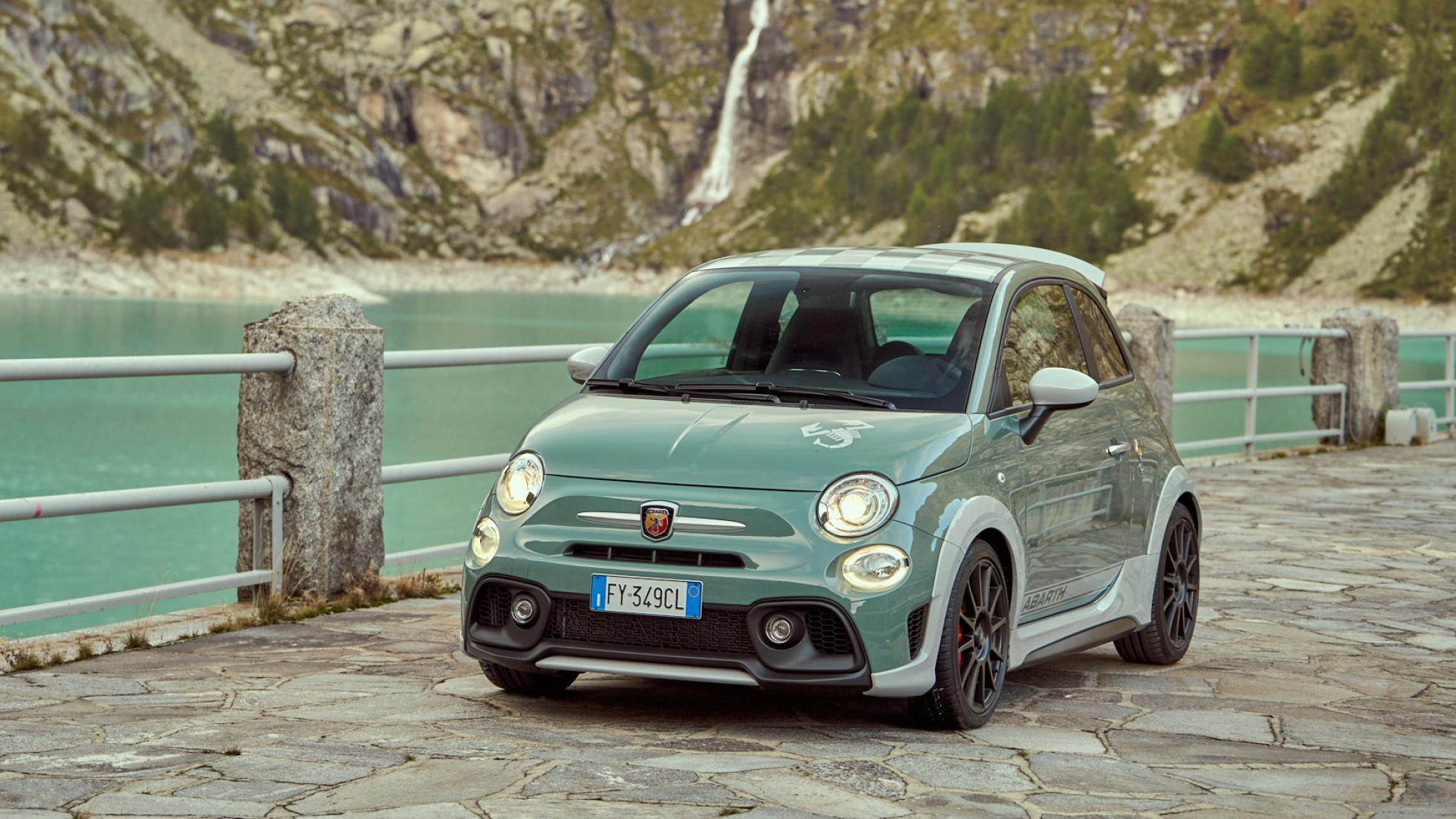 L Abarth 695 70 Anniversario Est Une Serie Limitee A 32 990 Topgear