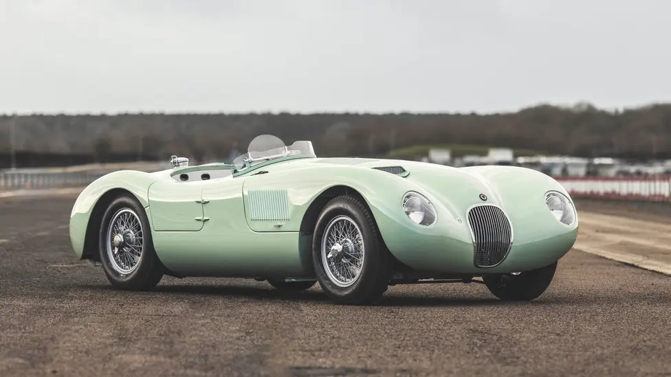 La première Jaguar Type C Continuation célèbre une victoire de Stirling Moss
