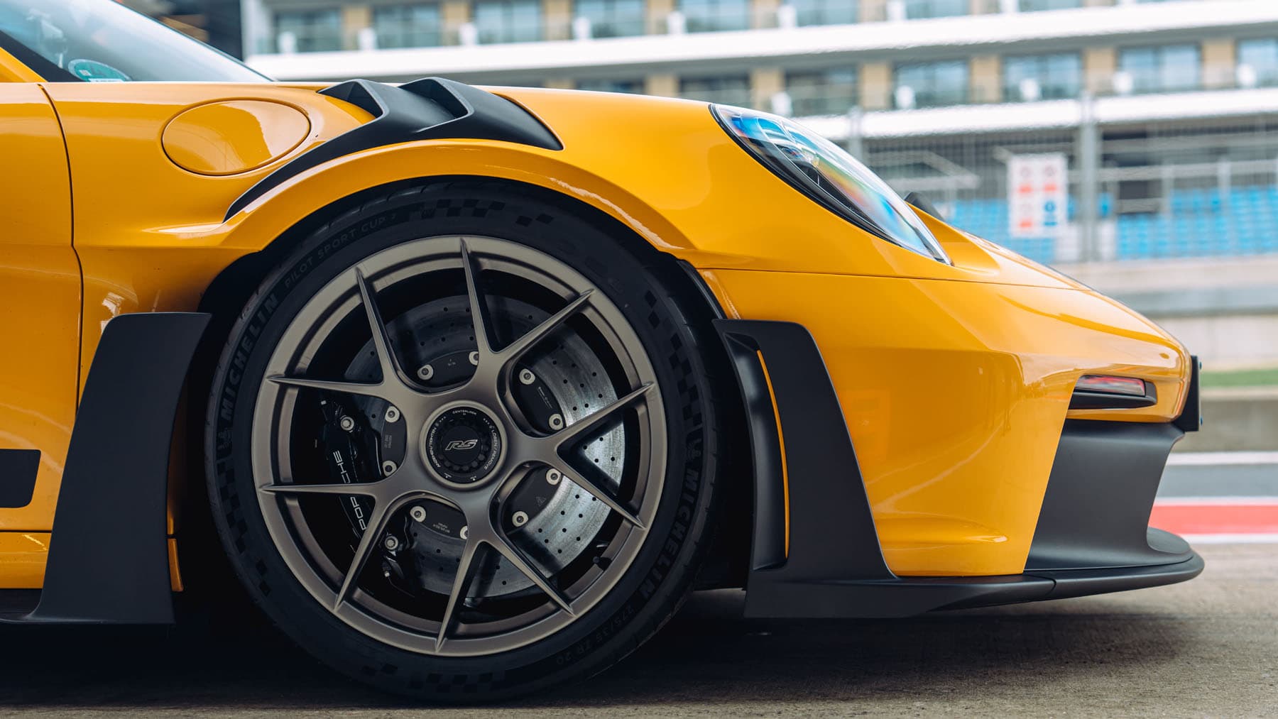 PORSCHE 911 GT3 2022 JAUNE