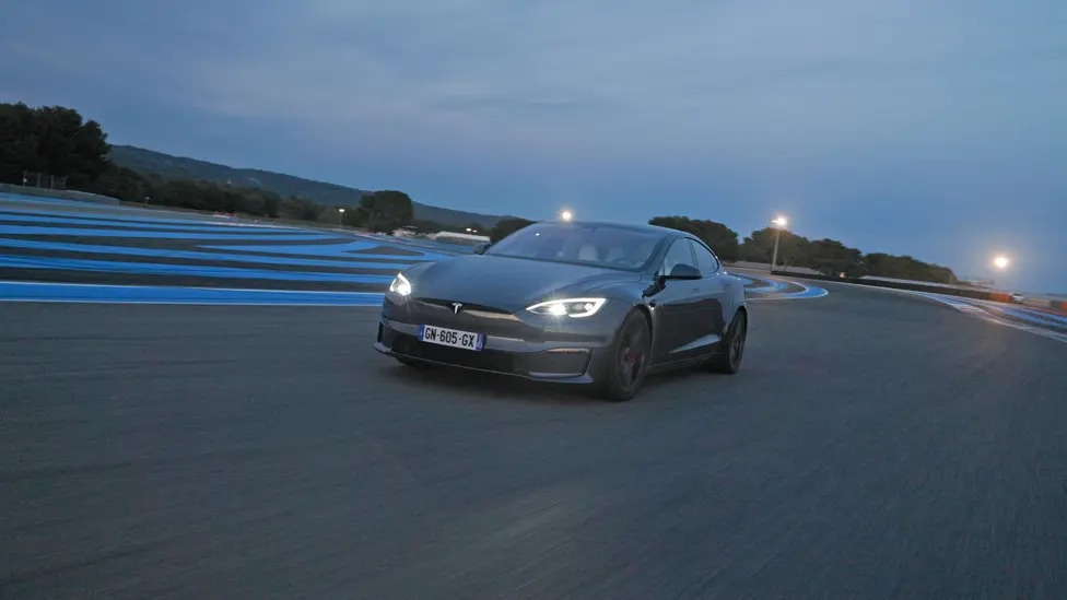 ESSAI - Tesla Model S Plaid : une semaine au volant de la Supercar 100%  électrique de Tesla 